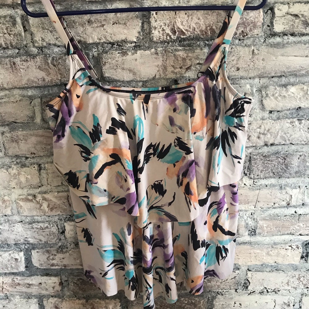 🌸5 for $20 Sale🌸Liz Claiborne swimsuit top. Adjust straps padcups smoke pet free